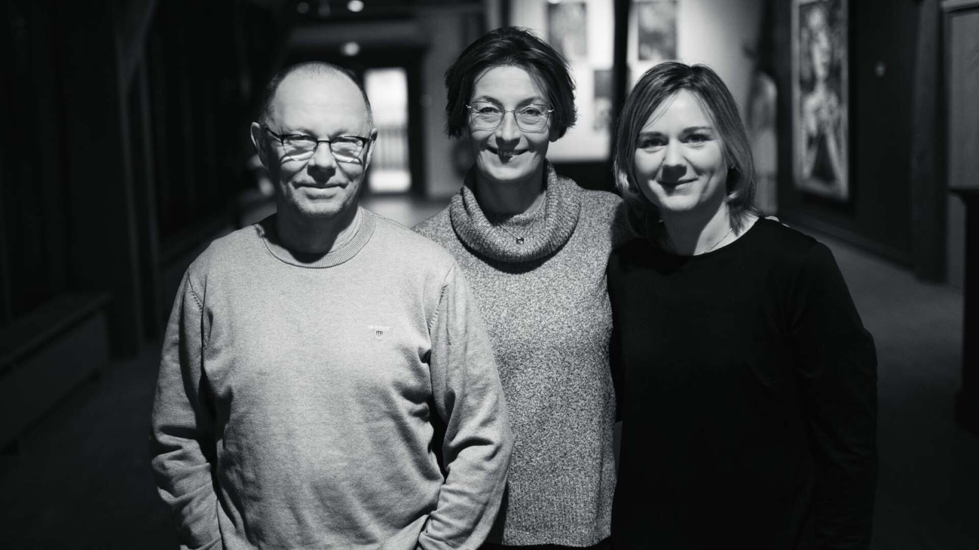 Västanåregissören Leif Stinnerbom tillsammans med läraren Susanne Nyman och teaterpedagogen Linnea Benneberg. 