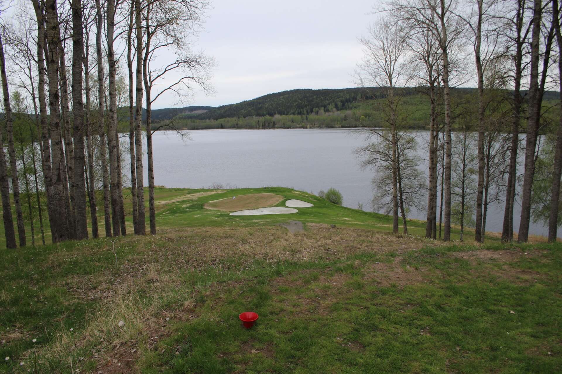 Utsikten över sjön Saxen från röd tee på det andra hålet ger en naturupplevelse.
