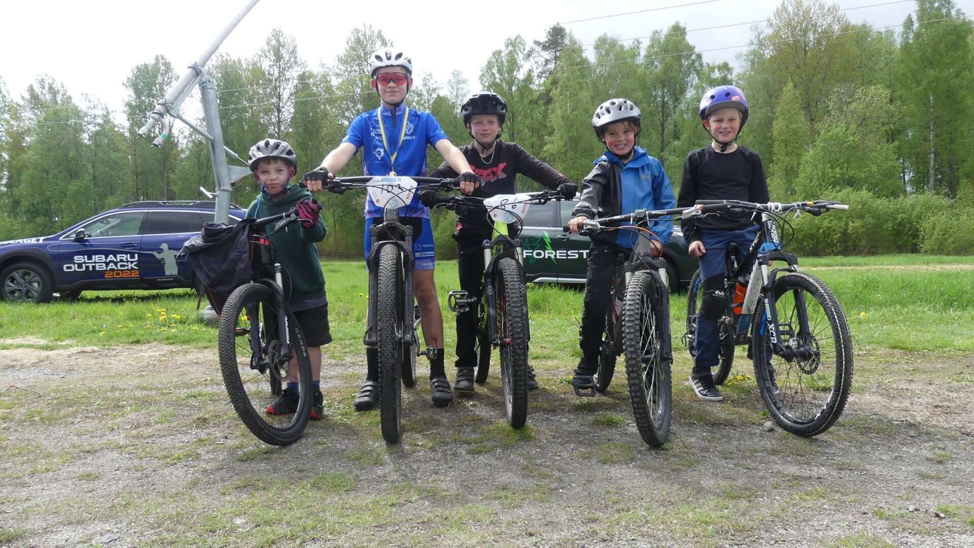 En fullspäckad cykelvecka inleddes på Vik under torsdagen. Från vänster i bild: Malte Elvén, Olof Kohlberg, Axel Tynelius, Nils Tynelius och Hjalmar Persson. 