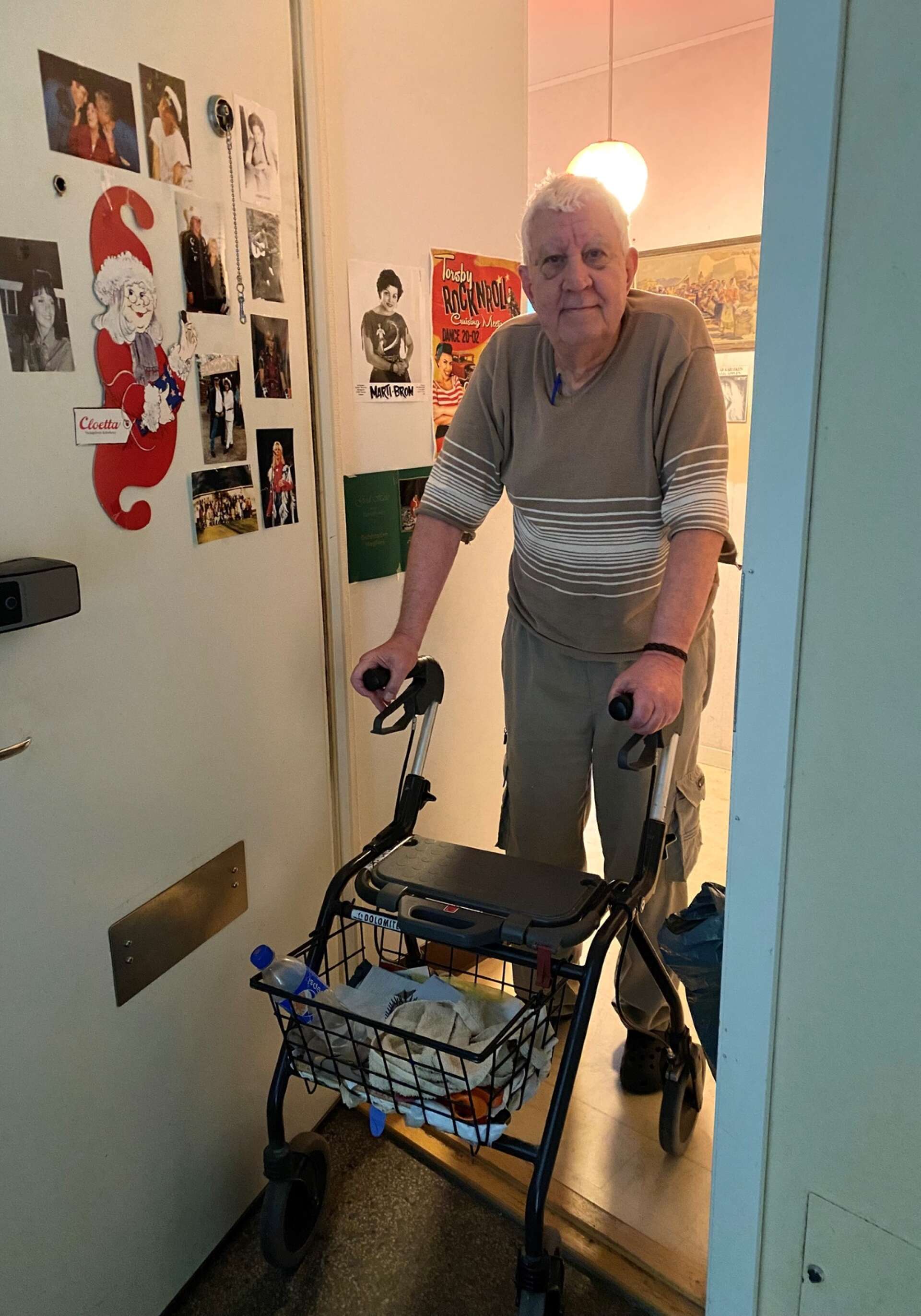 Kurre Larsson, 76 år har inte varit ute sedan den 25 juli på grund av att han inte tar sig ner med hissen.