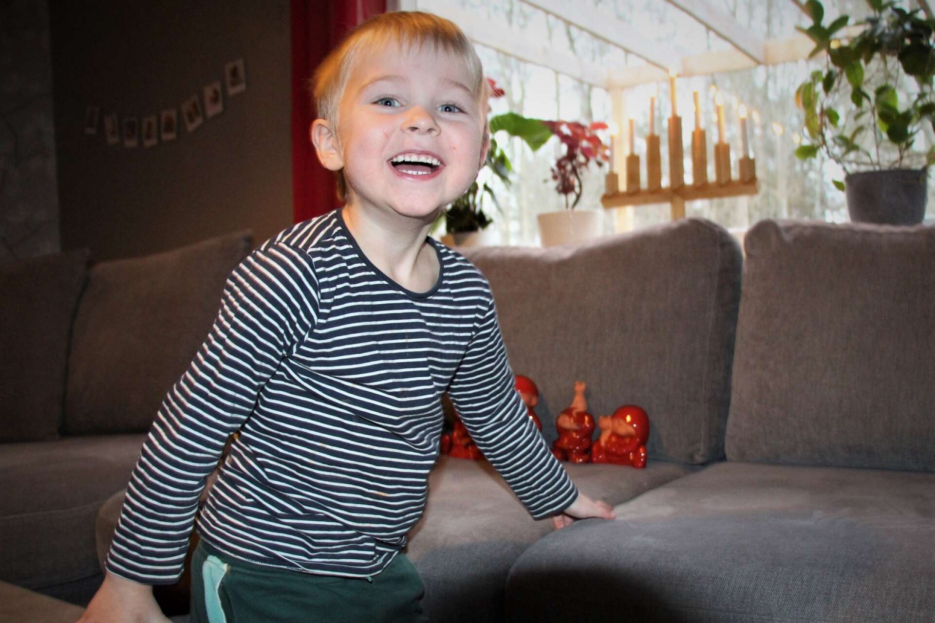 Det bästa med julen är att pynta, öppna paket och lyssna på jullåtar, tycker Ludvig, 4 år.