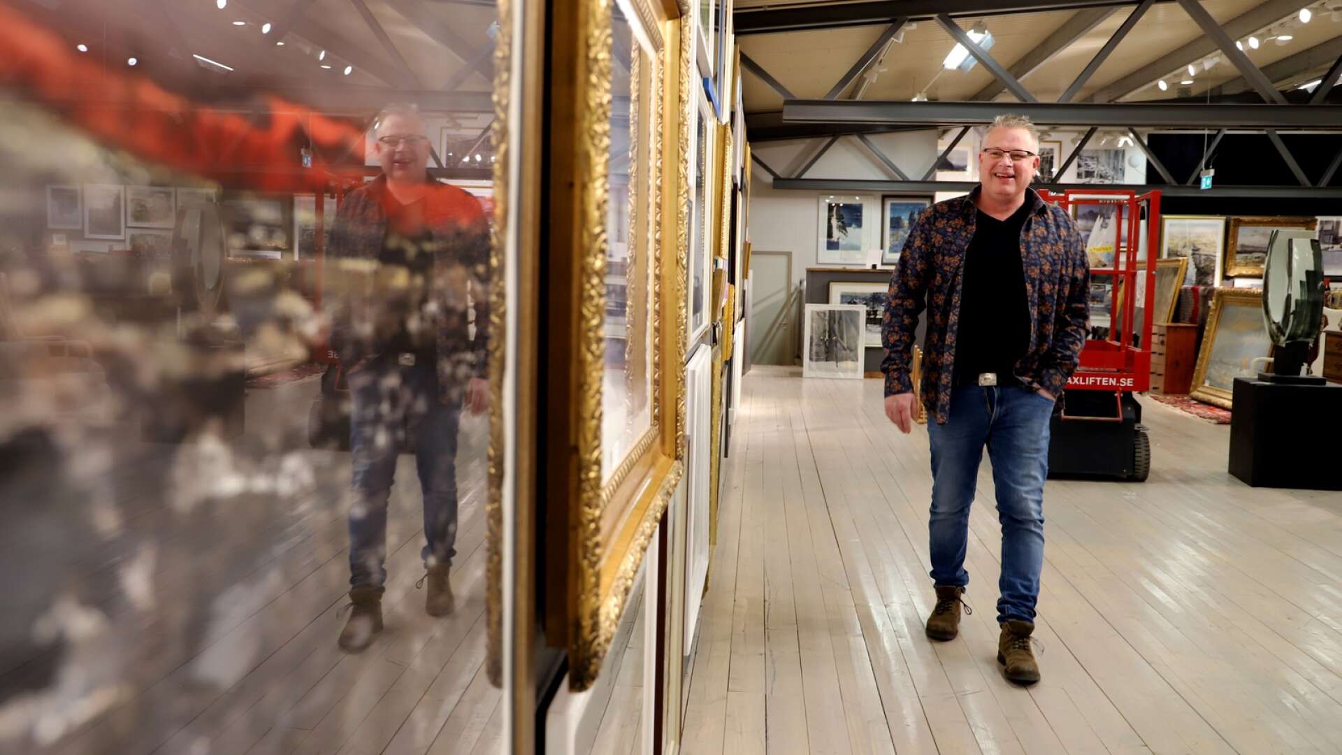 Peter Pettersson på Auktionsverket i Karlstad öppnar snart för nästa chockvåg av Lars Lerin-målningar. Närmare 300 verk ska säljas med start den 12 juni.