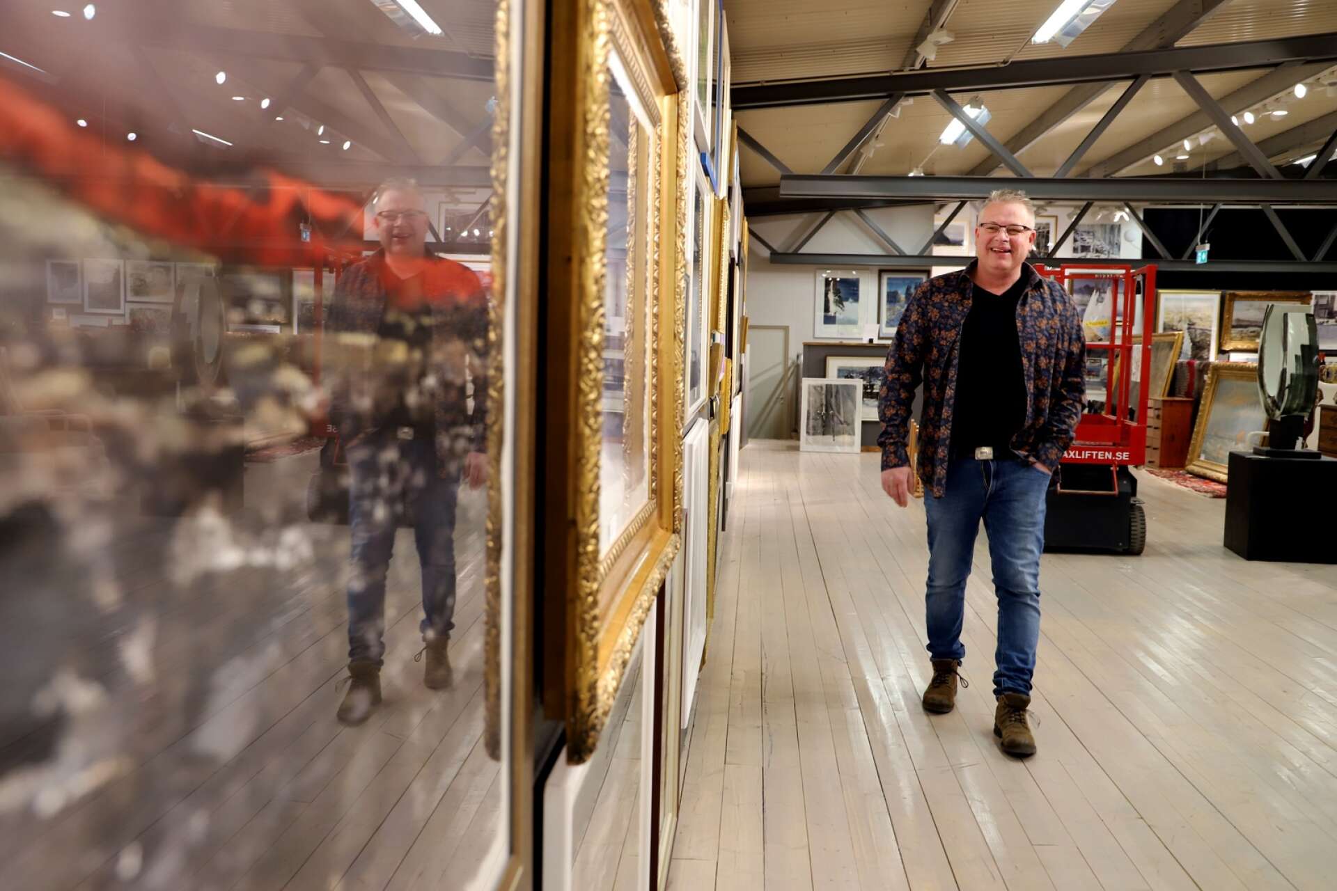 Peter Pettersson på Auktionsverket i Karlstad har snart en ny kvalitetsauktion med ett stort antal verk av Lars Lerin. Arkivbild.
