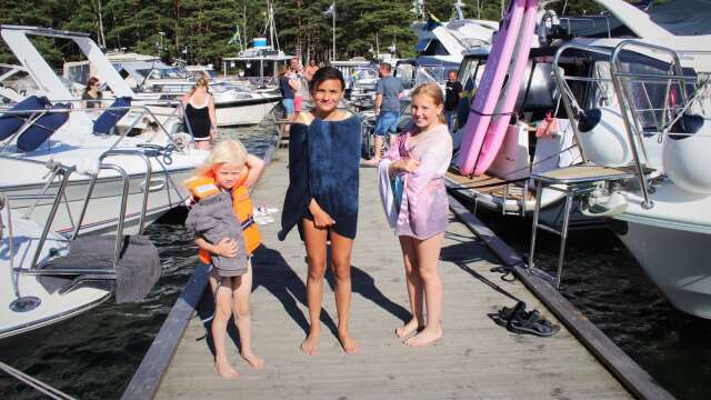 Säffletjejerna Agnes Gustafsson, Julia Karlsson och Hanni Ullström tog ett friskt bad i vågorna. 20, högst badvänliga grader, låg temperaturen på, hälsade tjejerna. 