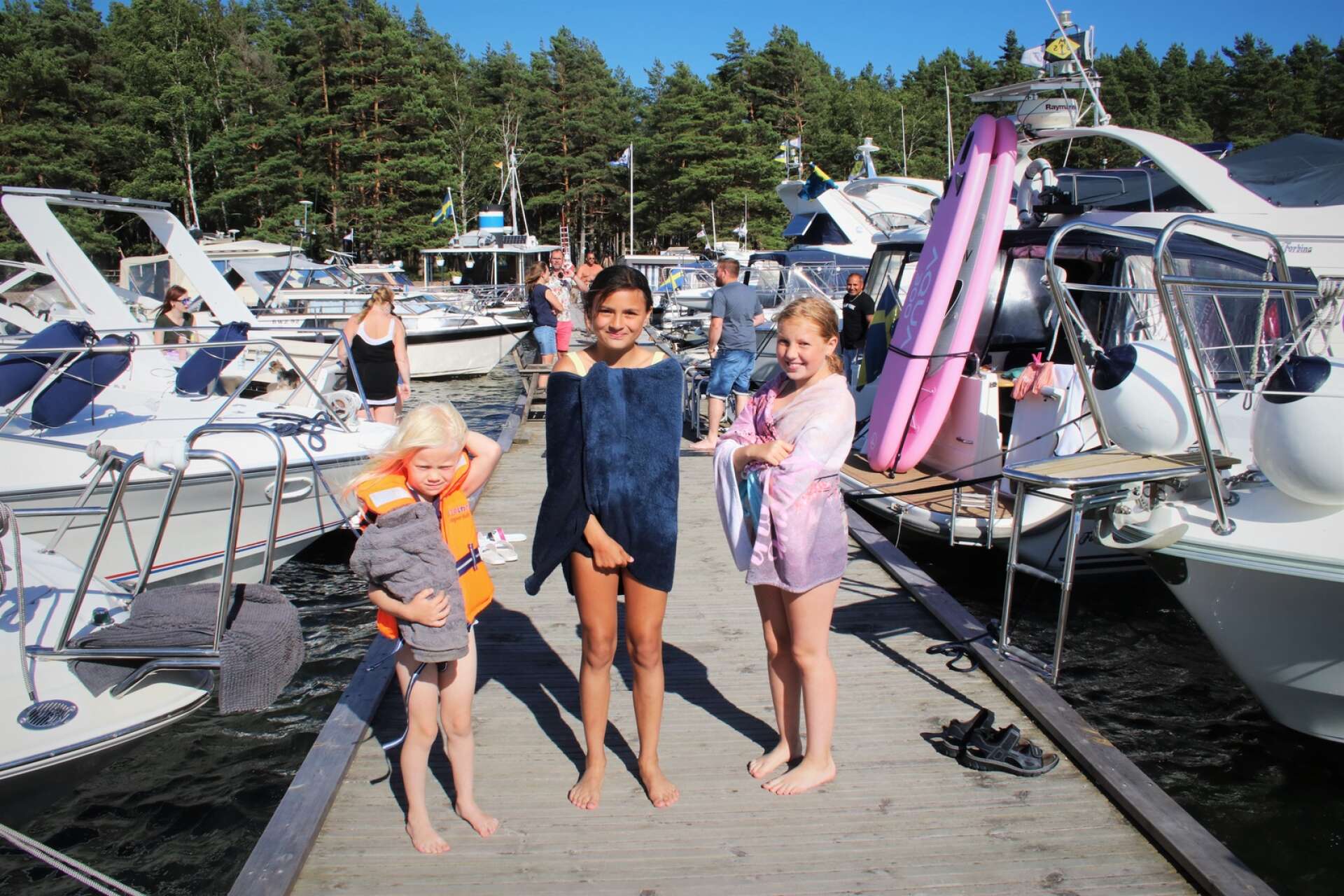 Många ville fira ute på Sandön när Åmåls Motorbåtssällskap ordnade100-årskalas. Säffletjejerna Agnes Gustafsson, Julia Karlsson och Hannie Ullström tog ett friskt bad i vågorna. 