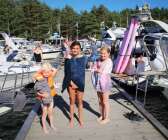Många ville fira ute på Sandön när Åmåls Motorbåtssällskap ordnade100-årskalas. Säffletjejerna Agnes Gustafsson, Julia Karlsson och Hannie Ullström tog ett friskt bad i vågorna. 