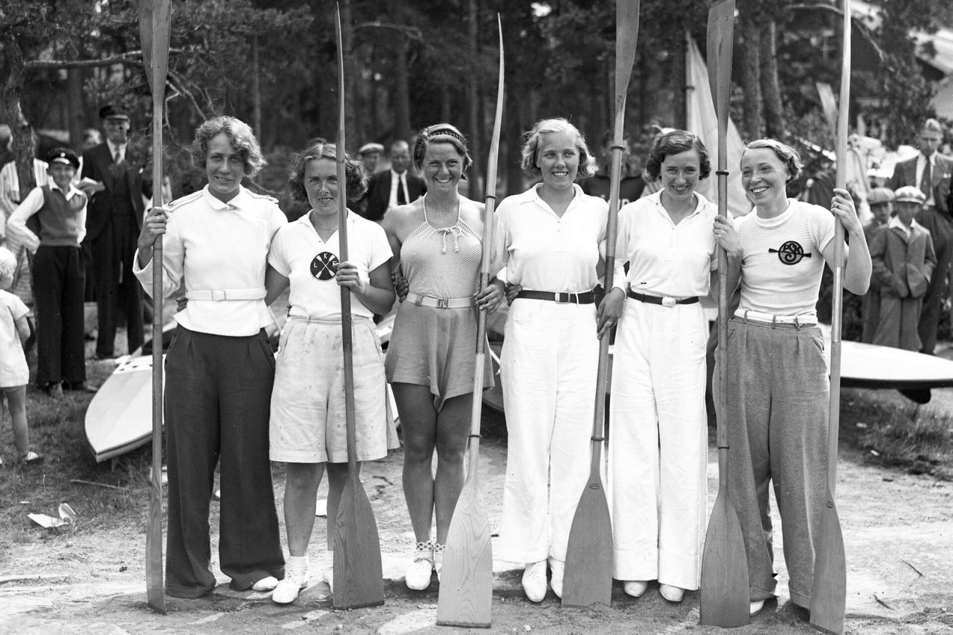 1920-talet stod för ungdomen och 1930-talet för folkhälsan. Båda decenniernas anda präglade modet där kvinnor kunde idrotta i byxor utan att någon höjde på ögonbrynen. Dessutom tillkom en rad olika plagg som passade den aktivare livsstilen.