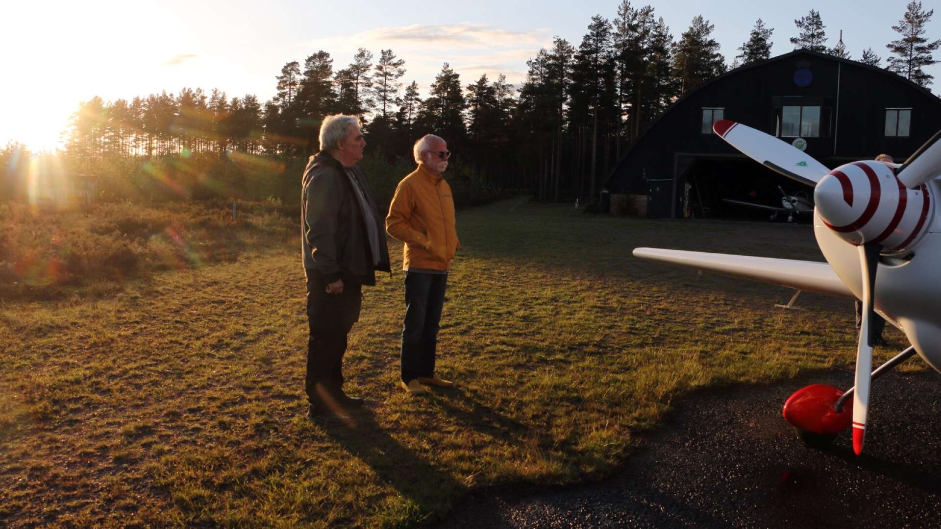 Brattforshedens flygklubb är en aktiv flygklubb. Från vänster Kim Bergman, ordförande i klubben, och Charlie Bäckstrand, sekreterare.