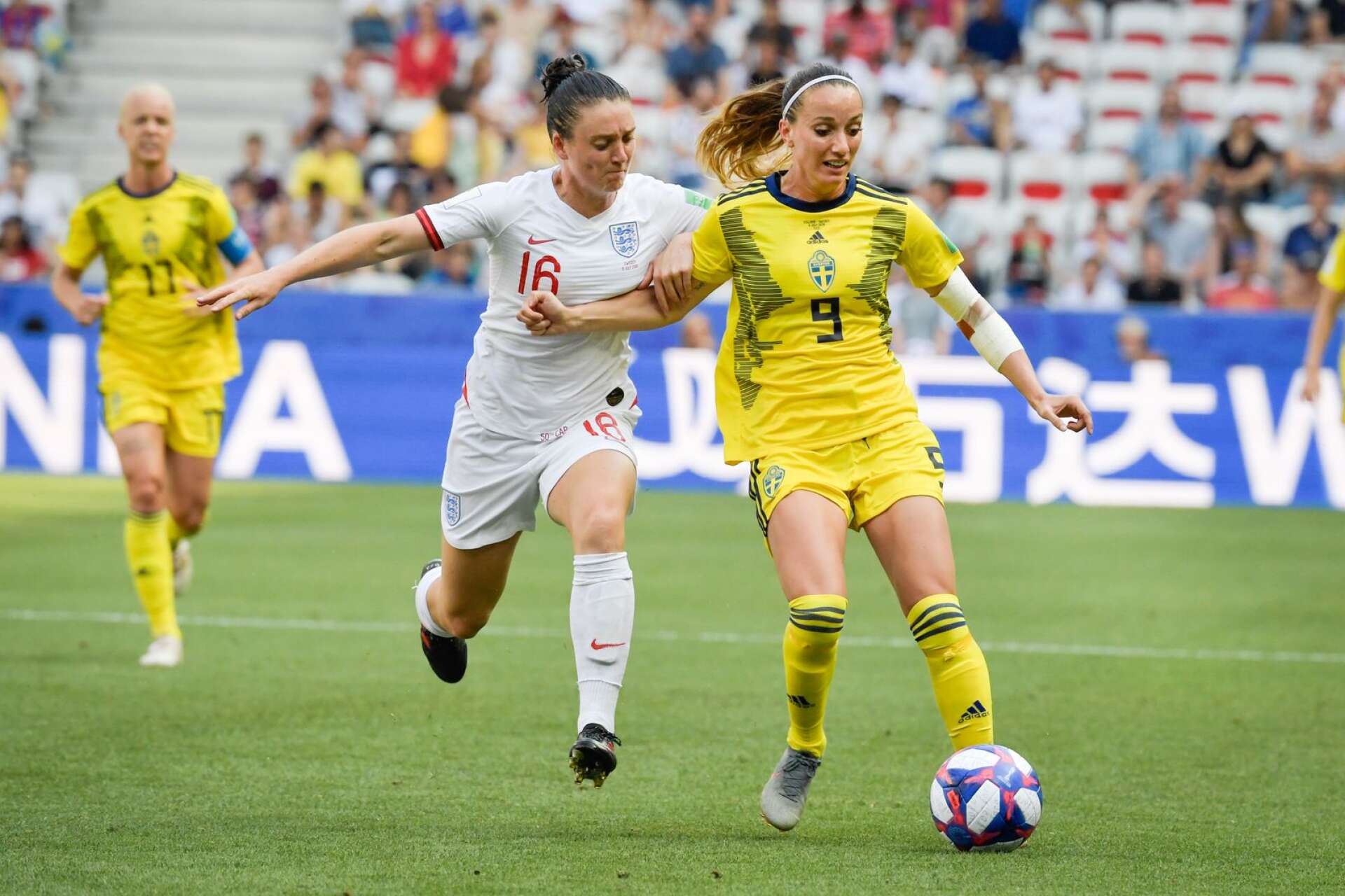 Englands Jade Moore (tv) och Sveriges Kosovare Asllani under lördagens VM-bronsmatch i fotbolls-VM mellan England och Sverige på Stade de Nice. 