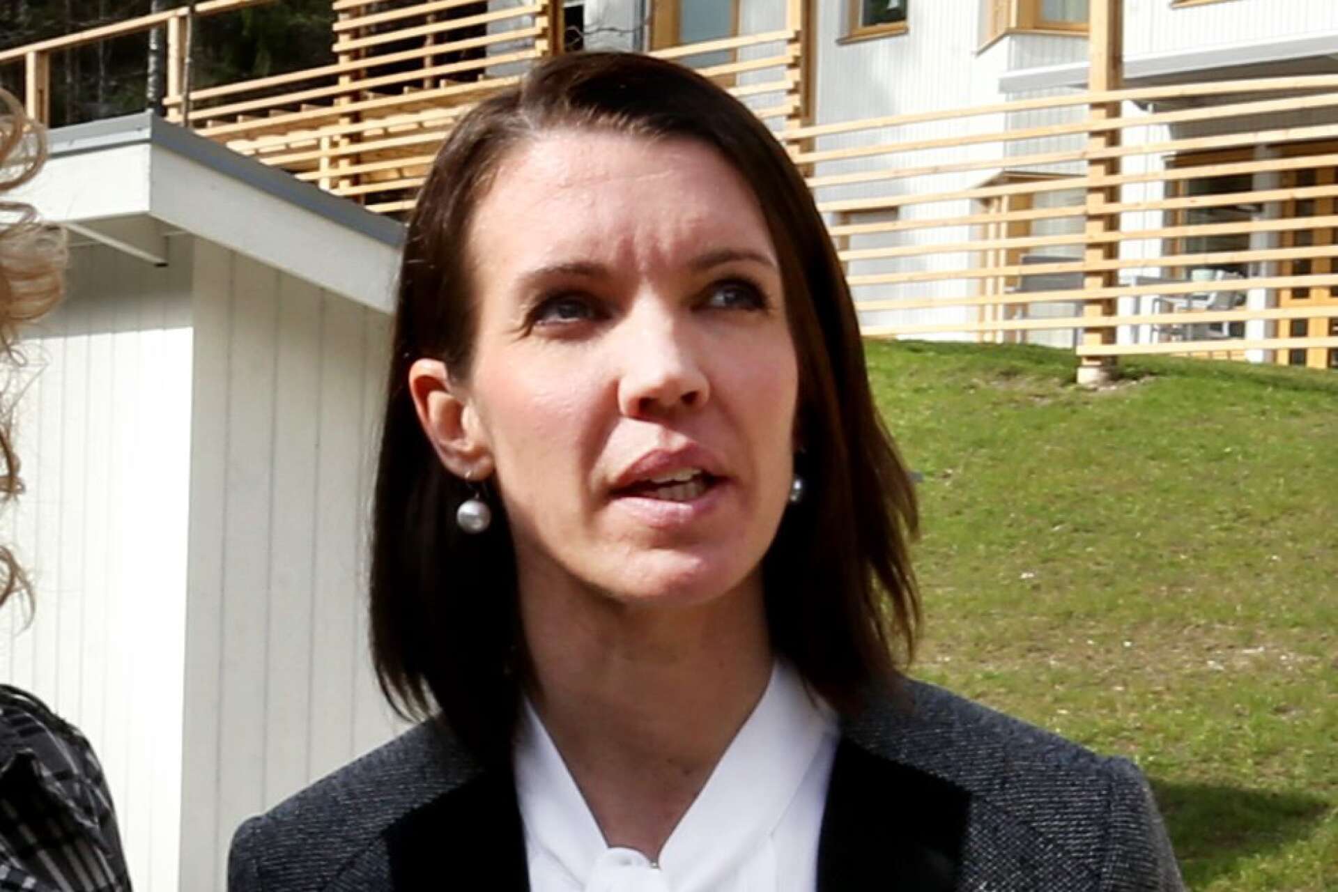 Jenny Sundqvist, verksamhetschef, berättar att kommunen erbjuder en bonus på upp till 8 000 kronor till sommarvikarier. 