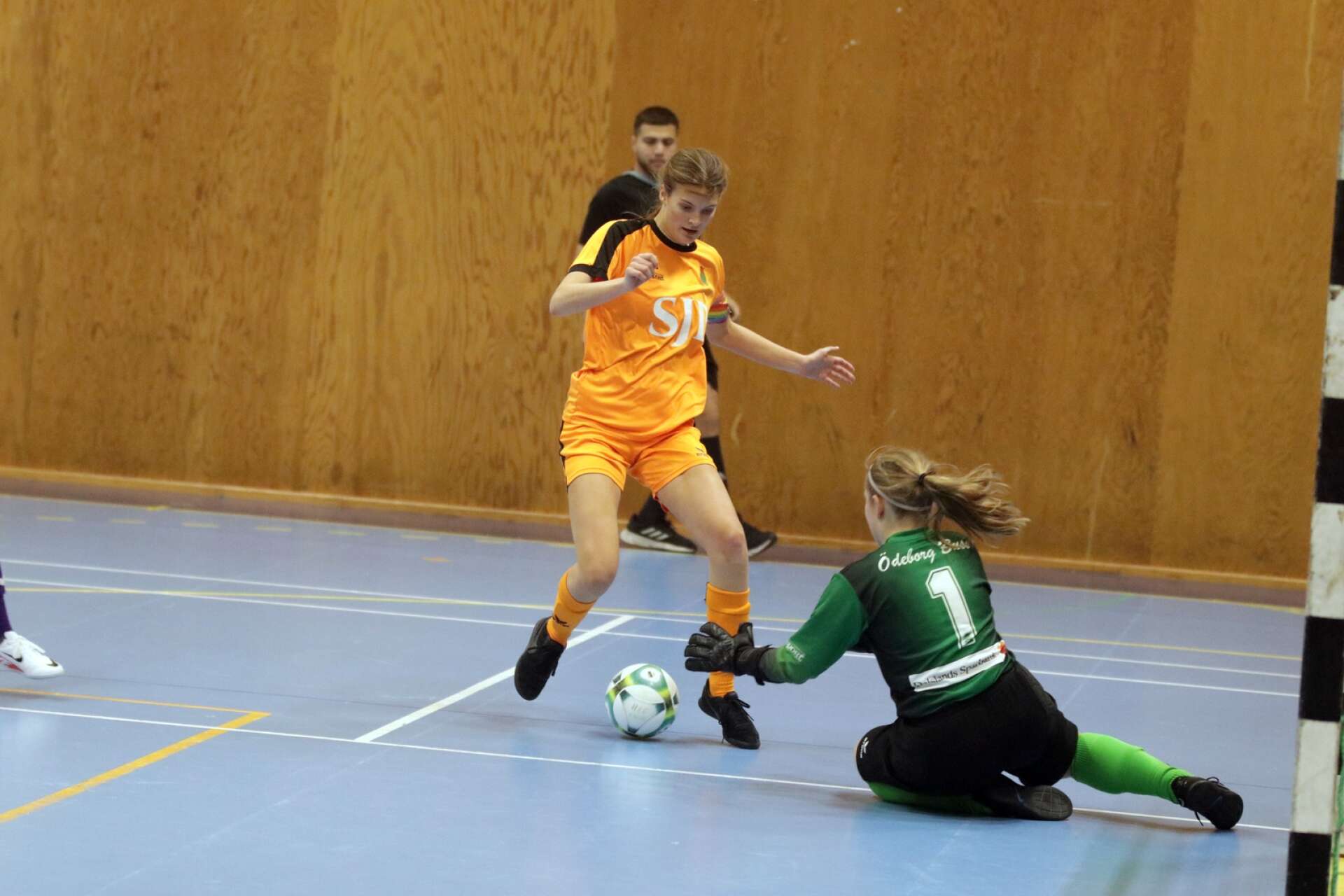 HEF Valbo-Eds FF 4–3 i futsalens division 1. Ida Olsson i friläge för Ed men Matilda Rönnborg gör en fin räddning.