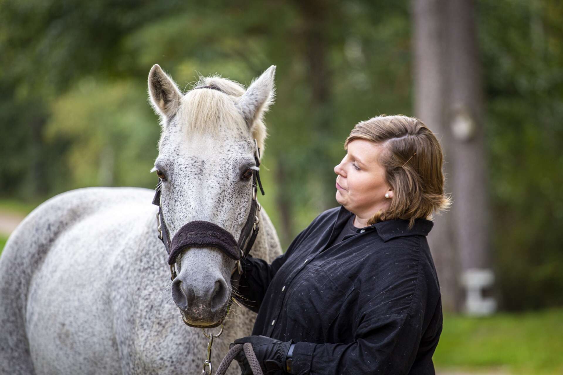 Jenni Varis, i dag snart 27 år, var 24 år när hon fick diagnosen bröstcancer. Sambo, familj och vänner har varit en stor hjälp under behandlingen – likaså stallet, stallkompisarna och hästen Diza.