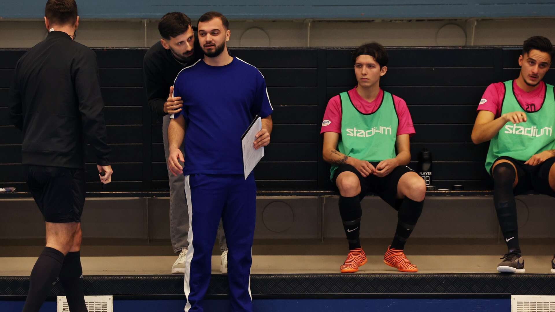 Gabrijel Matanovic, i bakgrunden, agerar tränare istället för spelare i vinter.