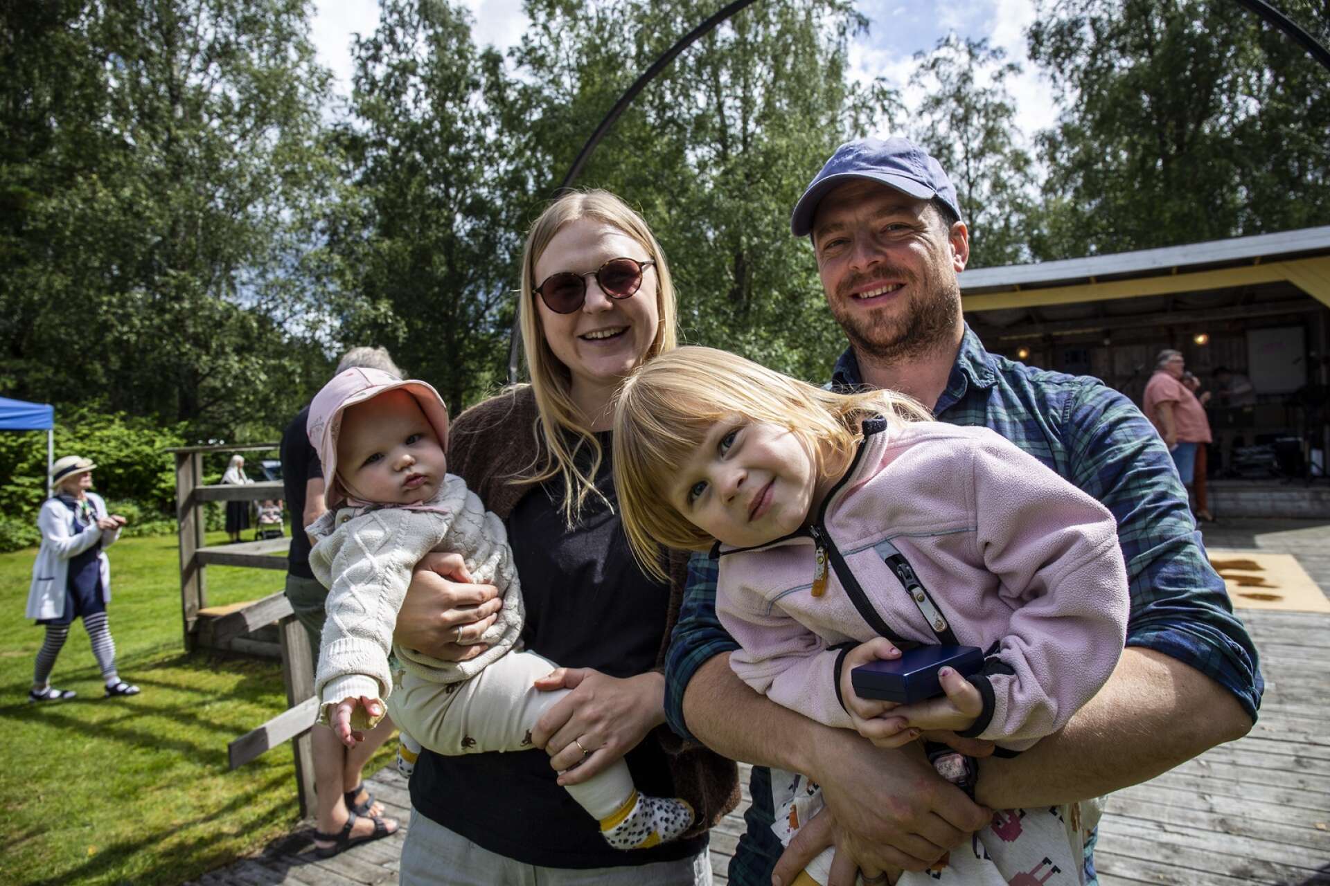 Julia Kvarnlöv och Adam Wisz fick ta emot bygdesmycket för lilla Nora, sex månader gammal. Storasyster Mary, tre år, fick den stora äran att hålla i asken.