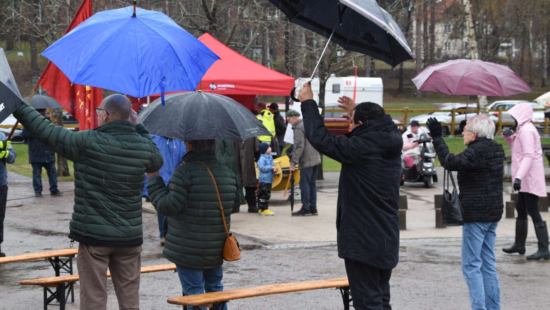 Det blev ett regnigt första maj i Arvika, men ett 80-tal personer trotsade regnet och lyssnade i stadsparken.
