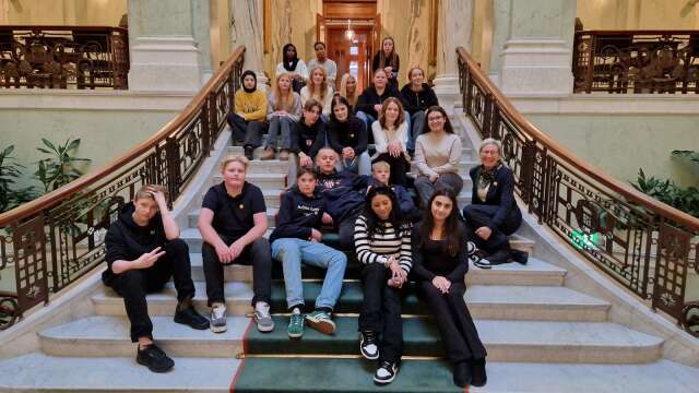 Elever från Tegnérskolan har varit på studiebesök i riksdagen.