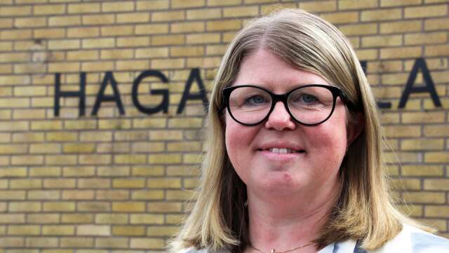 Anna Andersson, chef för focusförvaltningen, utanför Hagaskolan, där det uppdagats höga radonvärden i flera klassrum samt en källare.