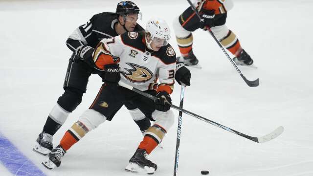Anaheim Ducks meddelar att värmländske centertalangen Leo Carlsson inte kommer att återvända till Sverige i höst. 