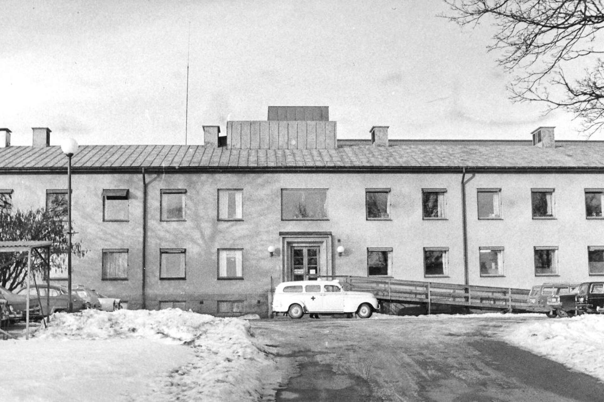 När det nya sjukhuset i Säffle stod färdigt 1940 ansågs det vara ett av landets modernaste och man räknade med att det skulle täcka behoven för lång tid framåt. Det visade sig ganska snart att det inte var så. Ambulansen framför entrén med rött kors på sidorna minns säkert äldre Säfflebor fortfarande. Den rullade i Säffle på 1950-talet.