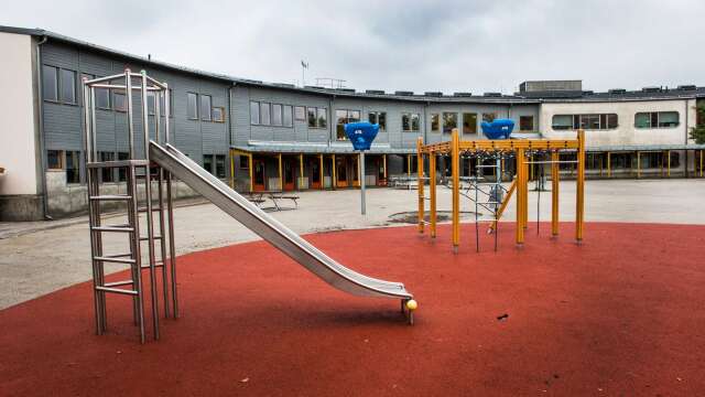 Alla Sveriges skolgårdar borde locka till springlekar, anser insändarskribenten.
