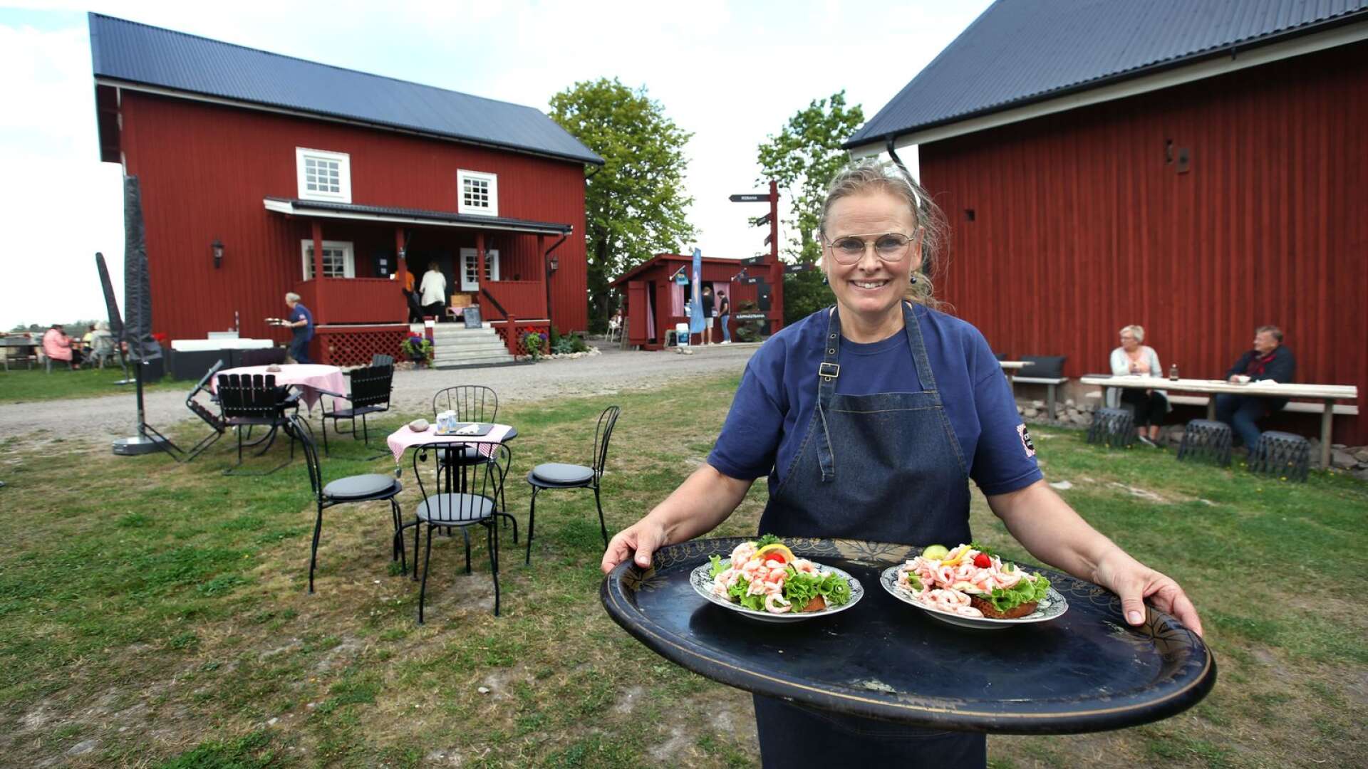 Marie-Lovise Kulläng får inte sätta upp en skylt ute vid 63:an för att folk ska hitta till hennes inredningsbutik och kafé vid Rotnäs gård norr om Karlstad.