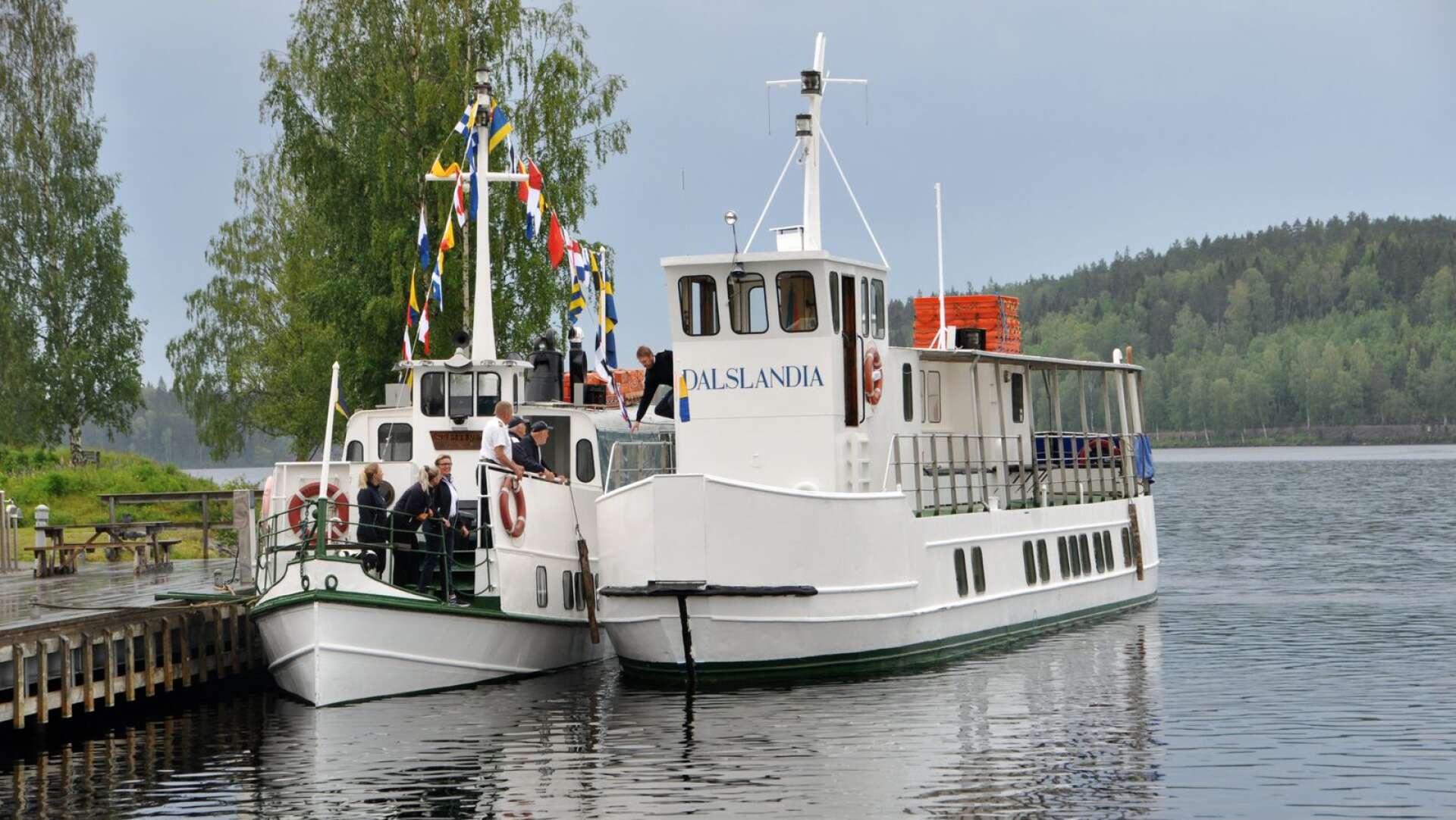 Att åka båt längs Dalslands kanal är en populär aktivitet för både turister och dalslänningar. Här passagerarbåten Dalslandia.