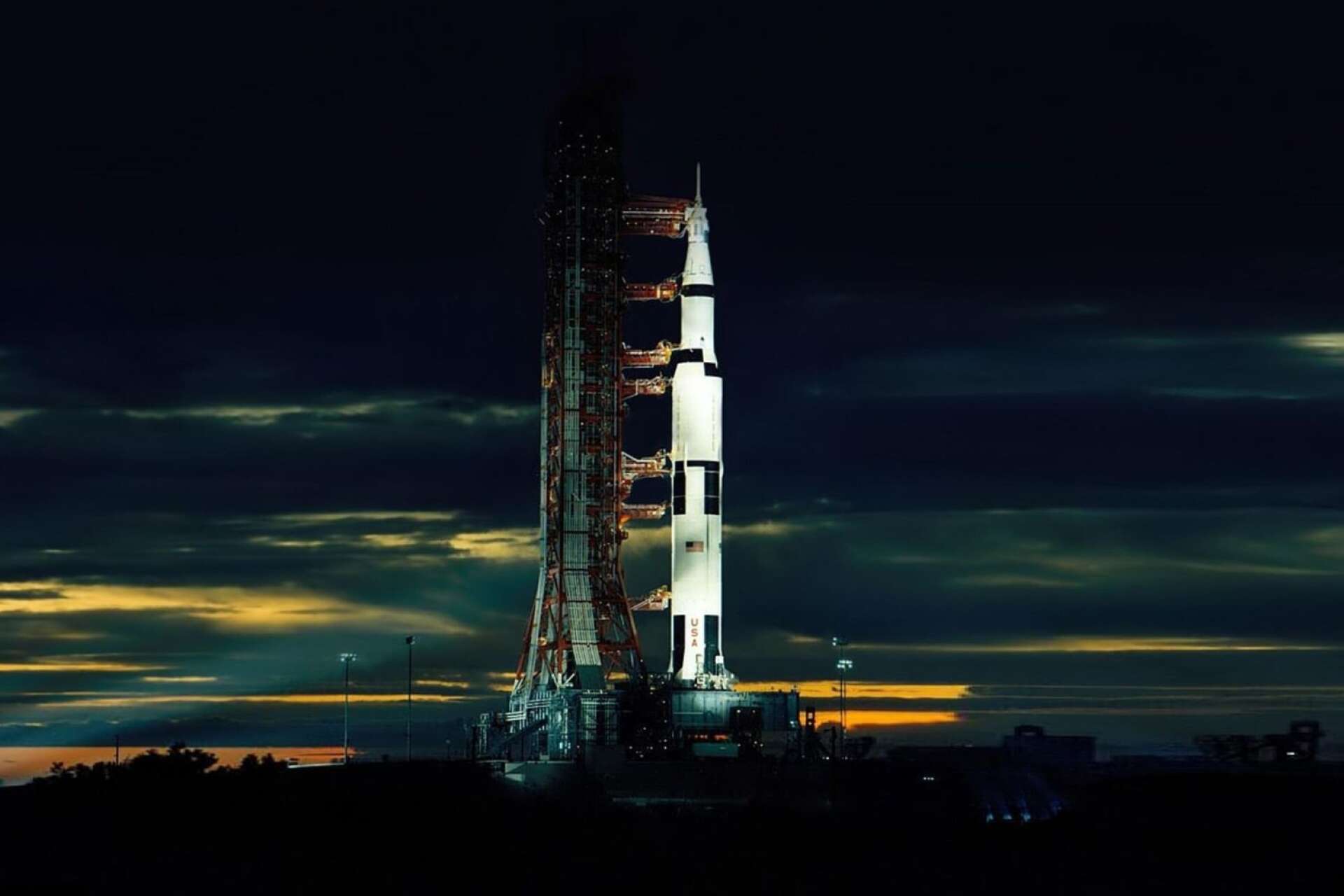Saturnus V-raketen med Apollo 17 inför den nattliga uppskjutningen i Kennedy Space Center.