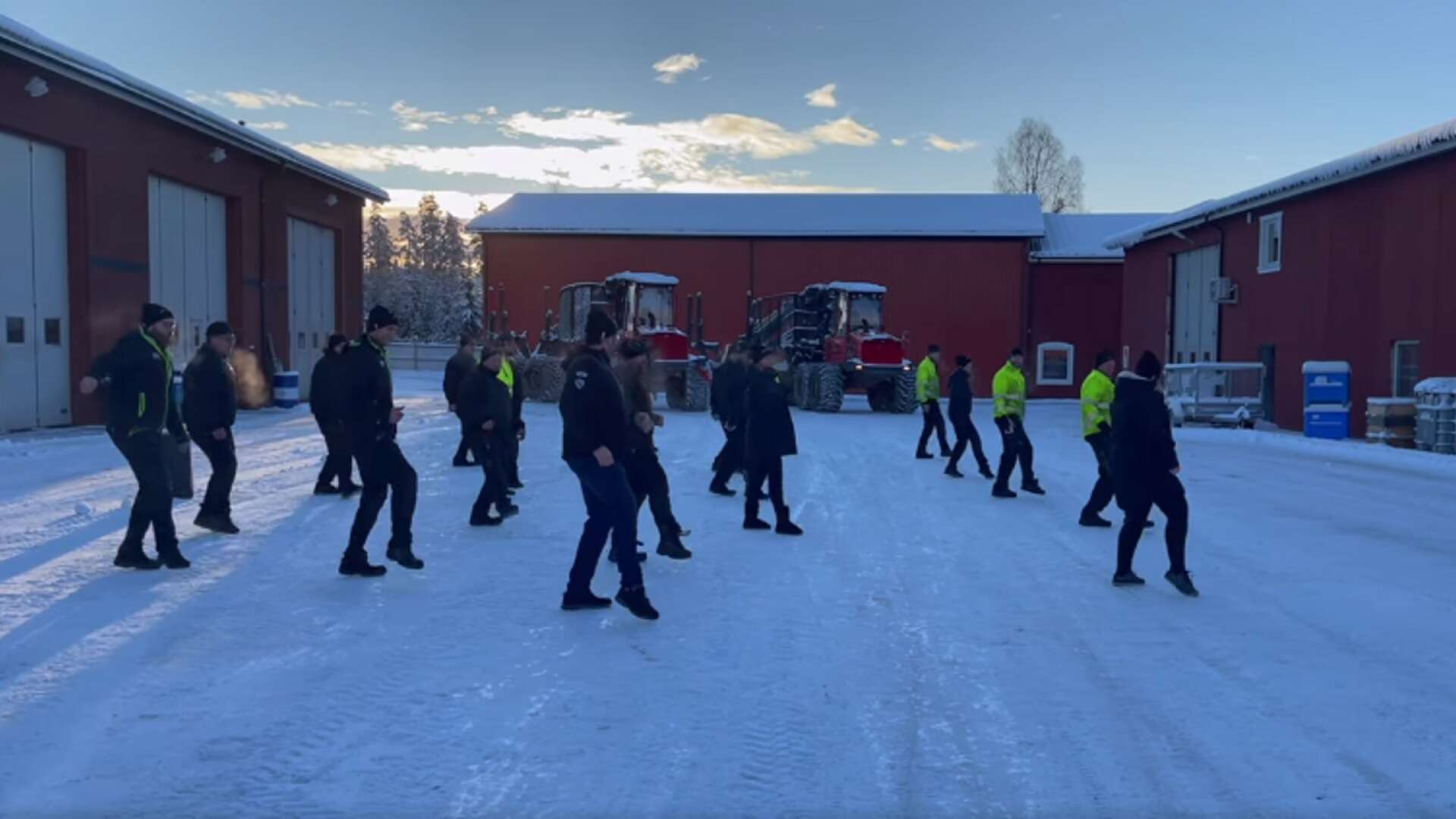 Skärmklipp från videon där Koppom maskin, utanför Charlottenberg, bjuder på dansmoves.