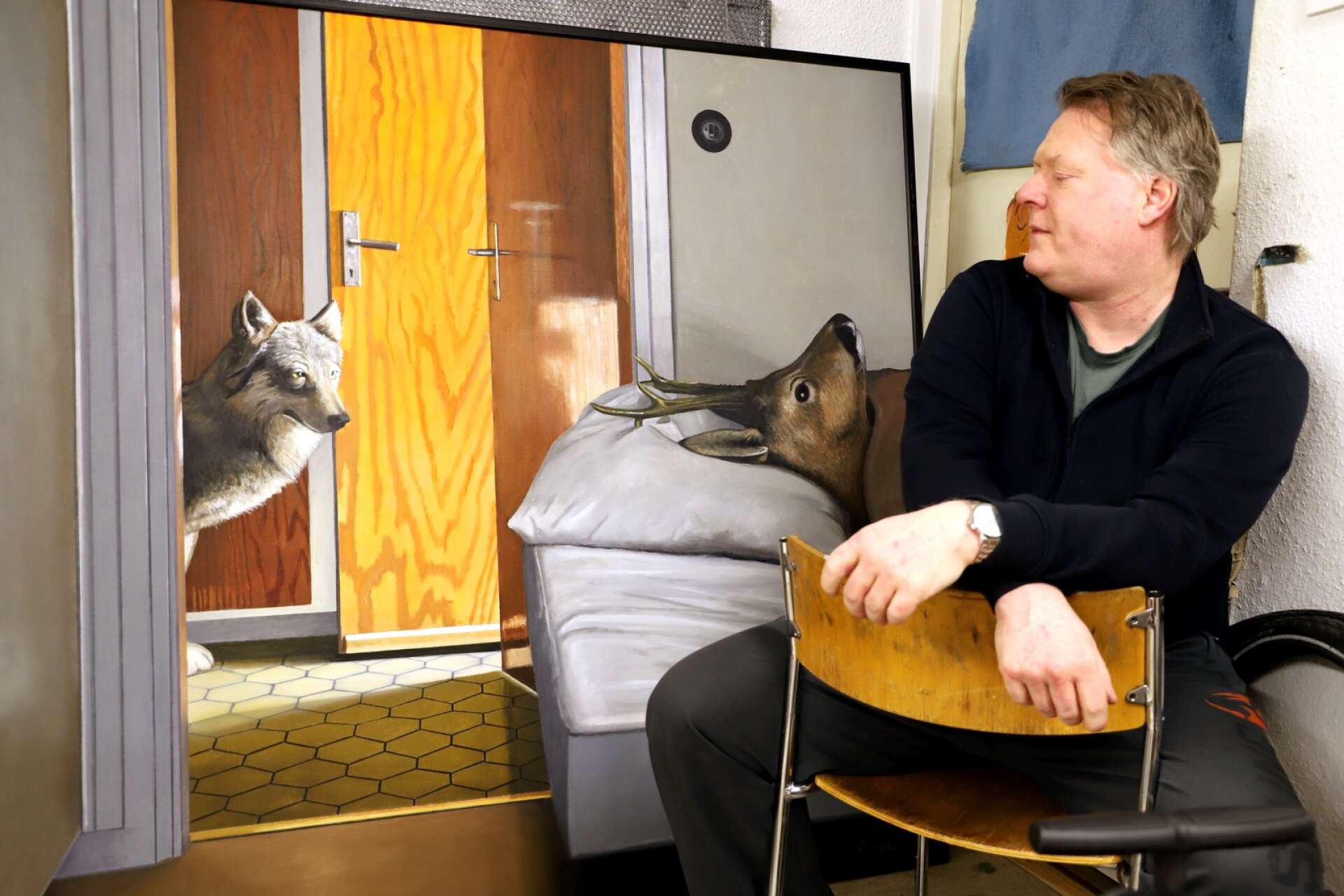 Joakim Johanssons målning Deer Wolf ska visas på Liljevalchs vårsalong, som öppnar 4 februari. &quot;Jag tänkte att motivet kanske passar i Stockholm. De kanske inte ser så mycket djur där uppe. Nu får de lite Värmland”, säger han.