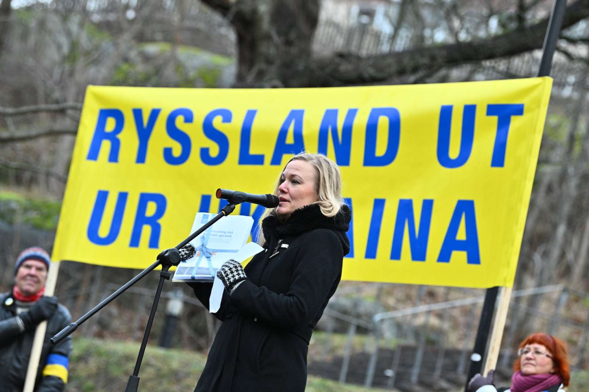 Annelie Börjesson, ordförande i Svenska FN-förbundet, talar vid onsdagsdemonstrationen mot Rysslands och Putins krig i Ukraina utanför ryska ambassaden i december 2022. Arkivbild.
