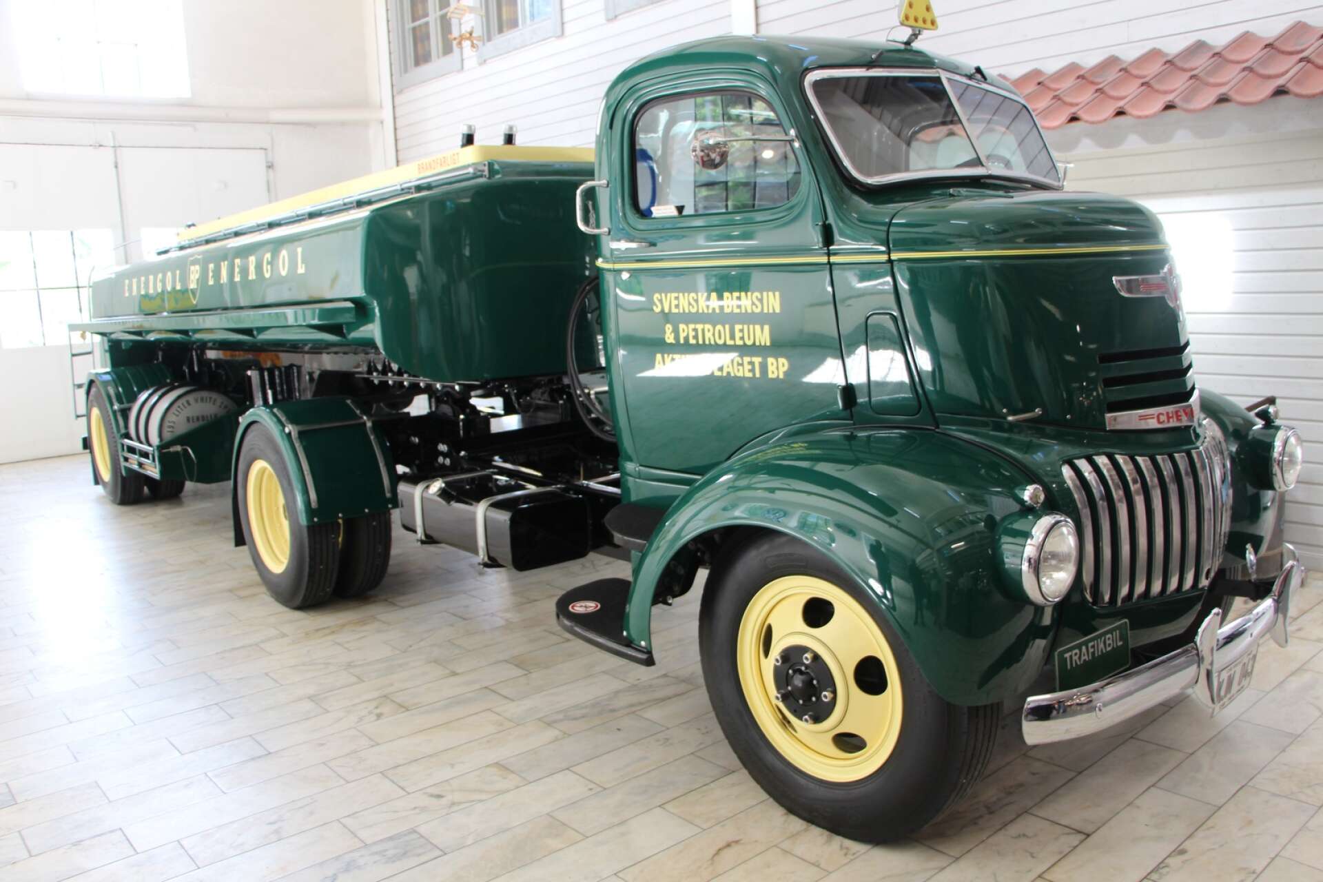 Den här vackra tankbilen, en Chevrolet från 1942, kan man studera på museet.