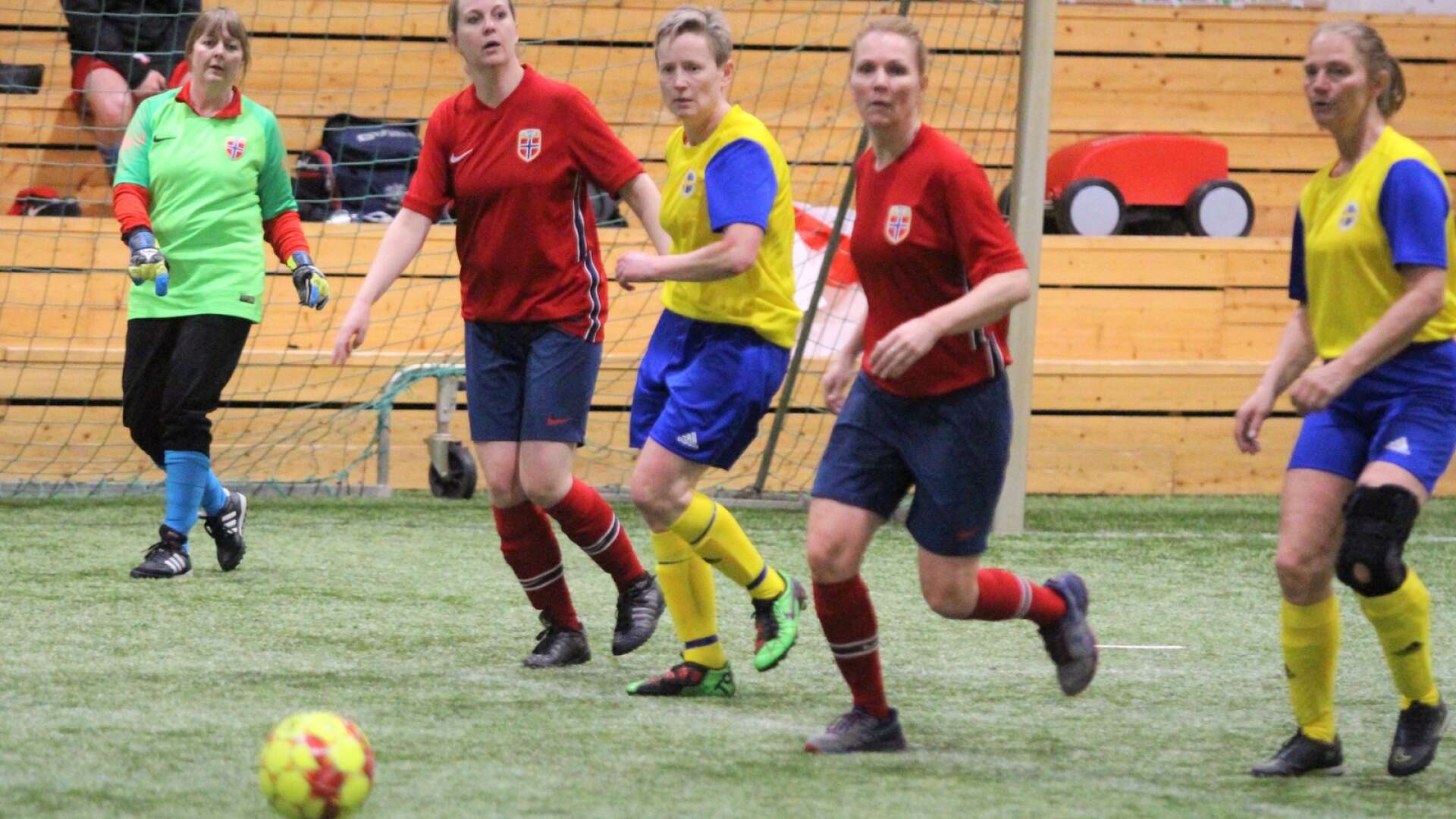Sveriges gåfotbollslandslag för veteraner spelade sina första historiska landskamper på hemmaplan i Vara. +50-laget inledde mot Norge med bland annat Malin Stålklint från Mariestad.