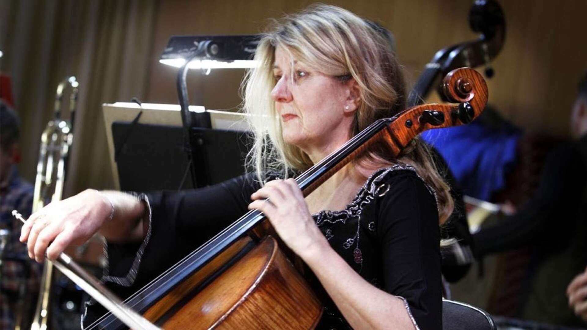 Cellist Susanne Degerfors besöker Musikpalatset i Karlskoga.