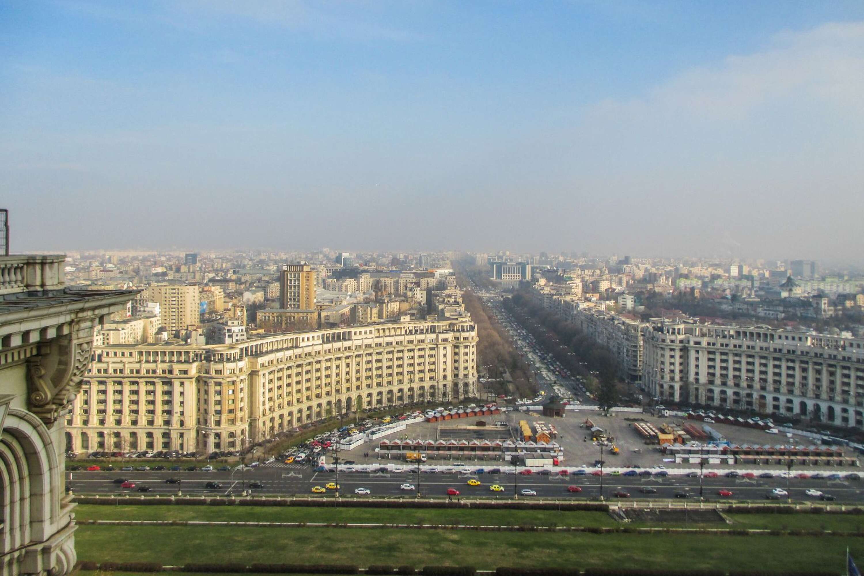 Utsikt ifrån taket på det gamla presidentpalatset i Rumäniens huvudstad Bukarest utöver den breda boulevarden mitt i staden.  