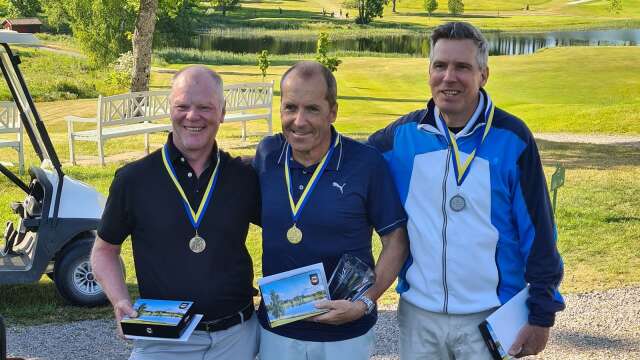 Trean Mats Brandt, Ågesta GK, segraren Claes-Ulrik Hersle, Göteborgs GK och trean Peter Mortimer, Kungsbacka GK, samlade efter tävlingen.
