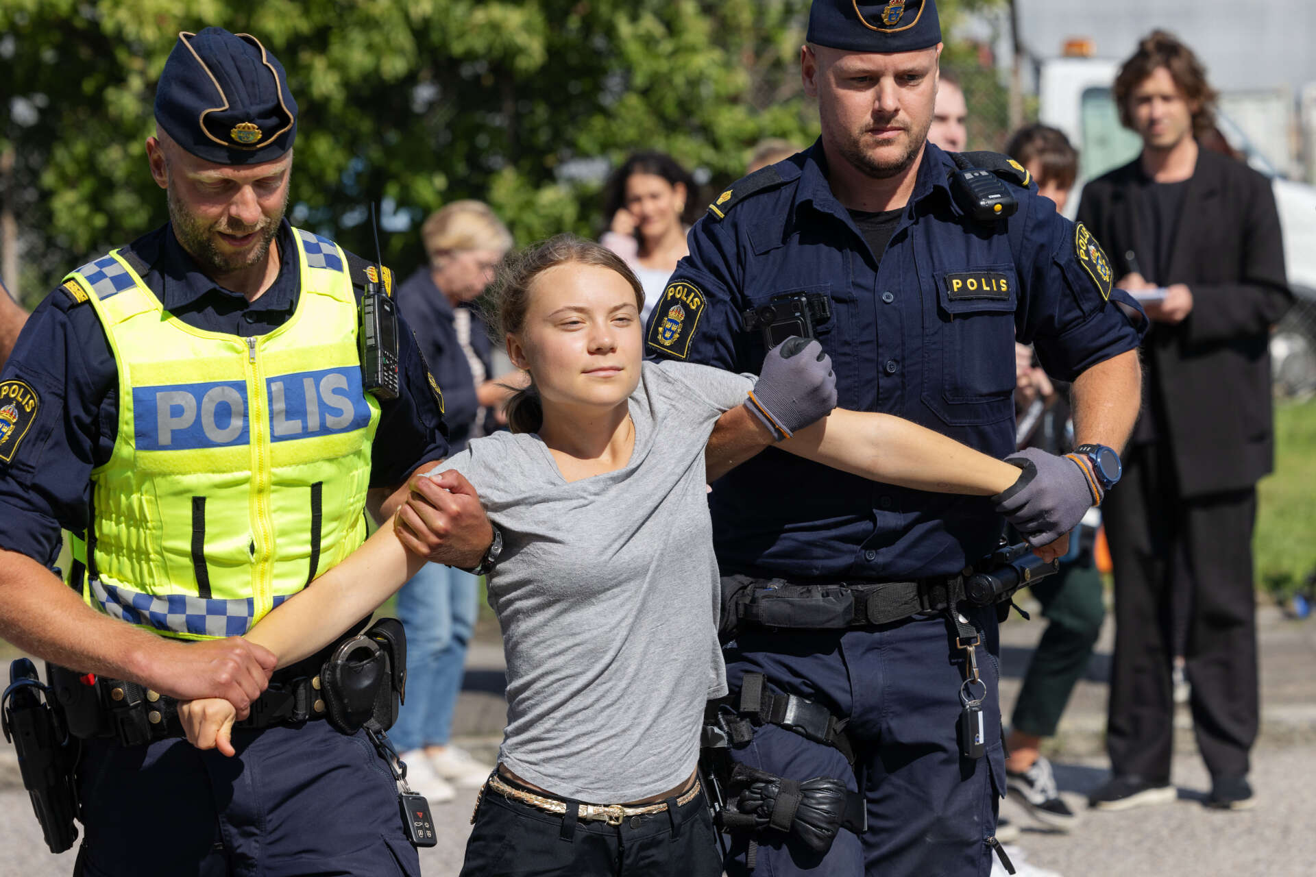 Här lyfts klimataktivisten Greta Thunberg bort av polis när hon deltagit i en klimataktion i Oljehamnen i Malmö den 24 juli. Arkivbild.