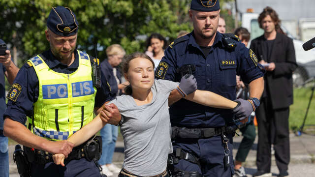 Här lyfts klimataktivisten Greta Thunberg bort av polis när hon deltagit i en klimataktion i Oljehamnen i Malmö den 24 juli. Arkivbild.