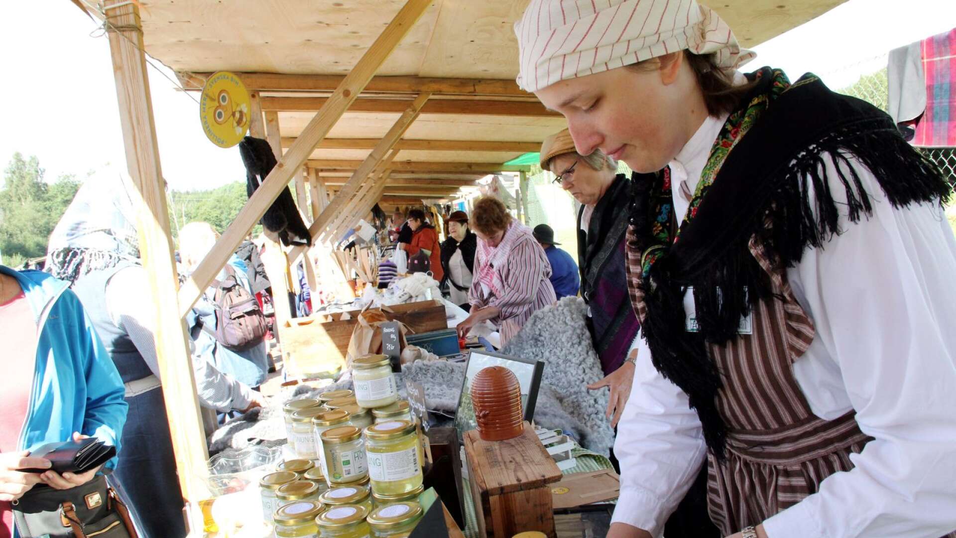 På lördag är det Laxarby marknad som arrangeras på gammaldags sätt.