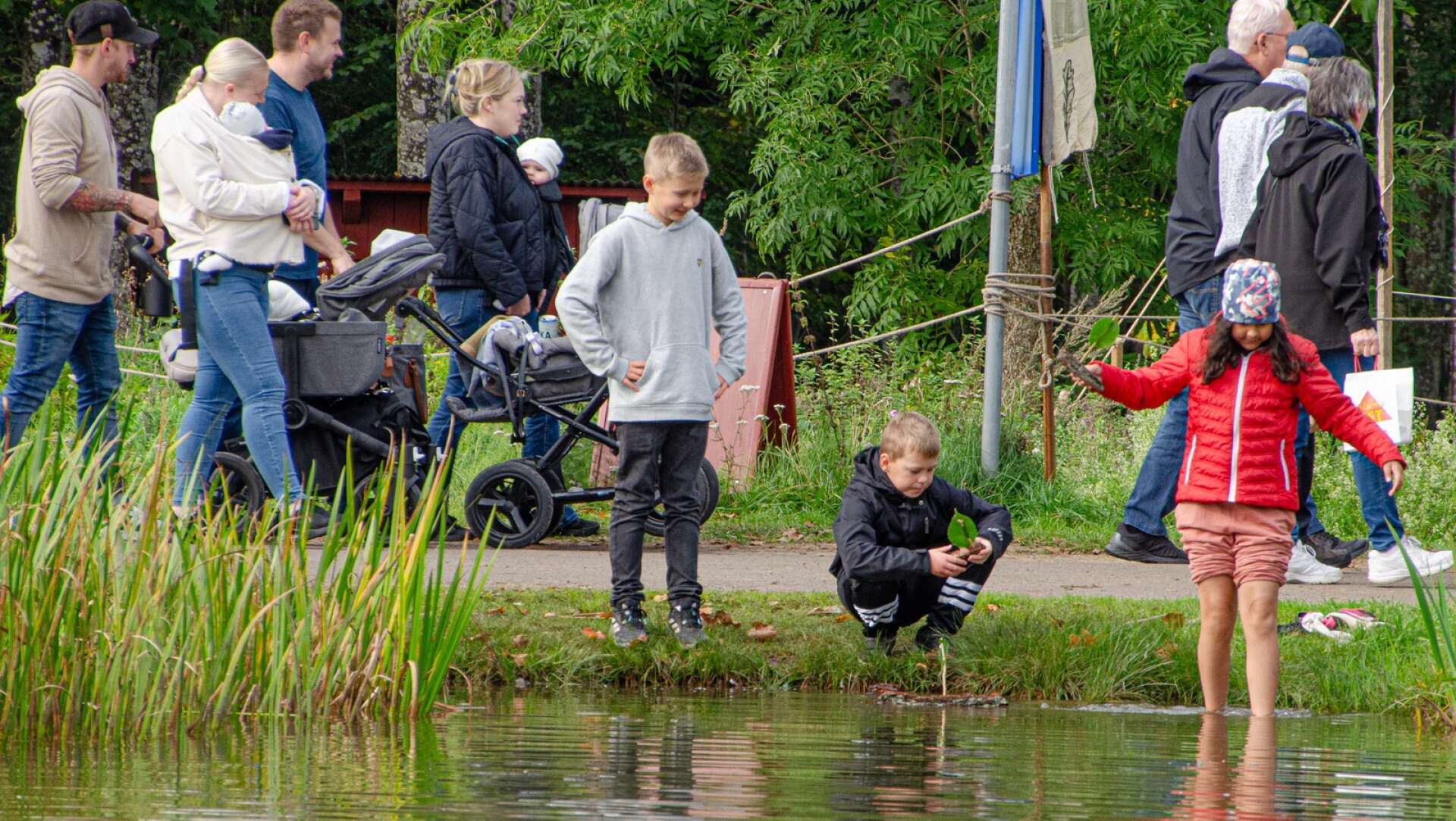 Gunnar Öjersson och hans kusiner Didrik Magnusson och Lovis Varras sjösätter barkbåtar.