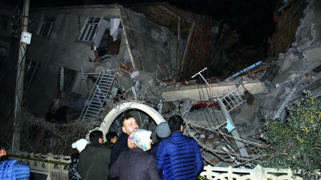 En byggnad som rasat samman i staden Elazig i östra Turkiet. Minst fyra människor dog i en kraftig jordbävning.