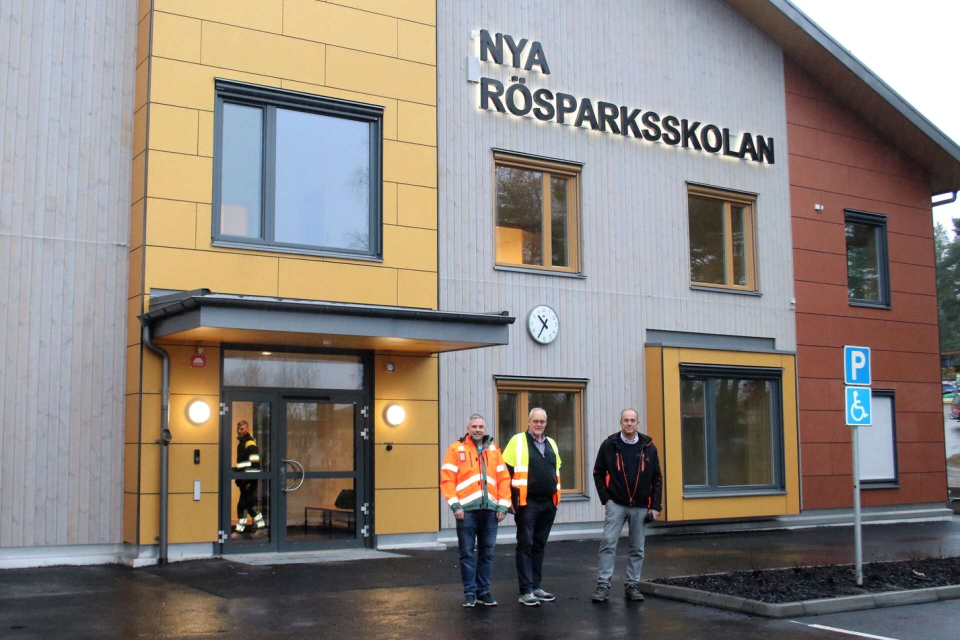 Magnus Isaksson, Åkabs projektledare Björn Wennerström och Magnus Dalsbo utanför den nybyggda Rösparksskolan.