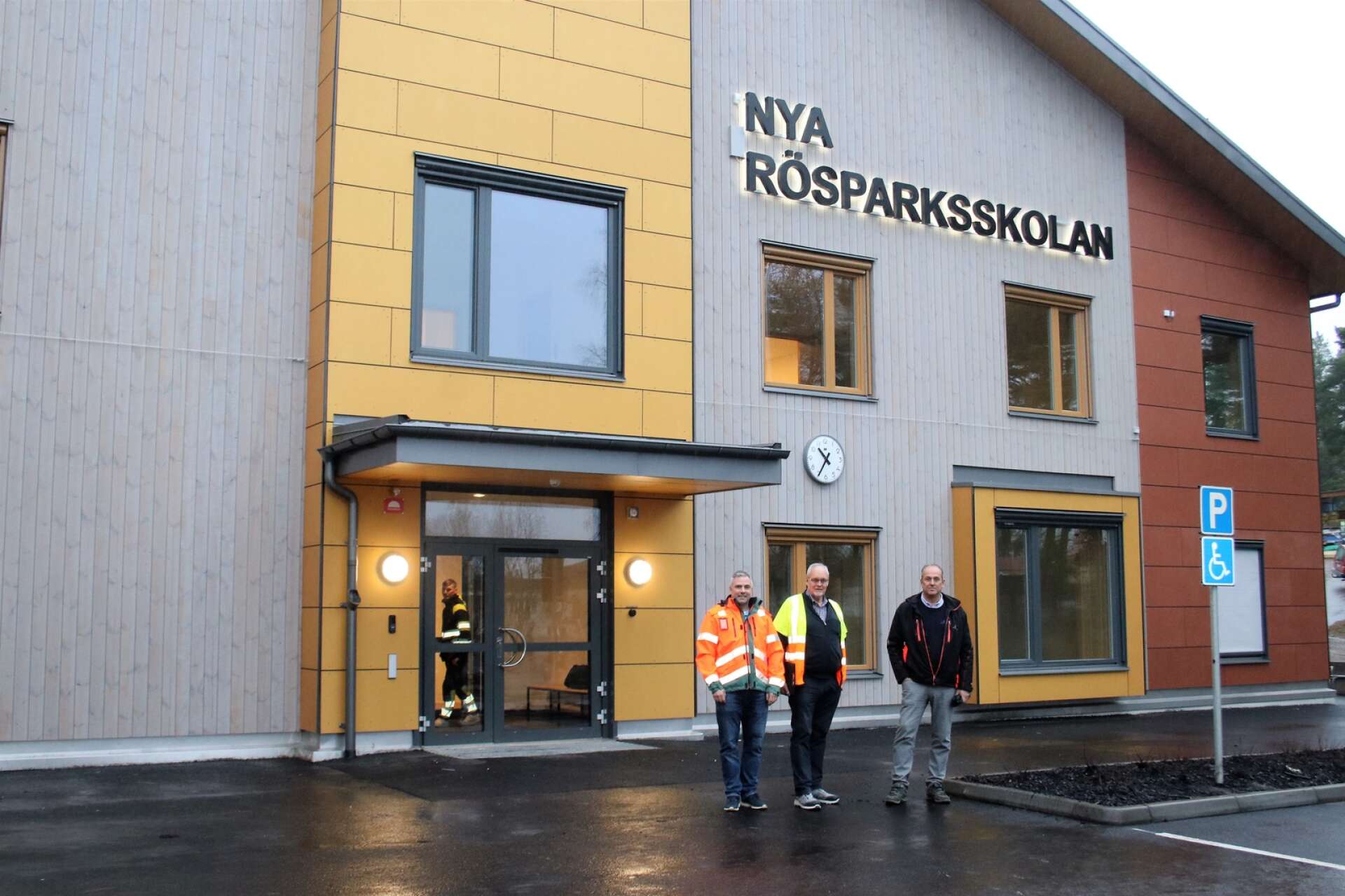 Peabs projektchef Magnus Isaksson, Åkabs vd Magnus Dalsbo och projektledare Björn Wennerström utanför den nybyggda Rösparksskolan i samband med slutbesiktningen i november.