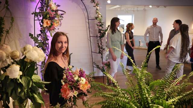 ”Förhoppningen är att bröllopsmässan i Grästorp ska bli ett återkommande evenemang. Vi testar oss fram lite”, säger arrangören Linn Söderberg som driver Nossans blommor. 