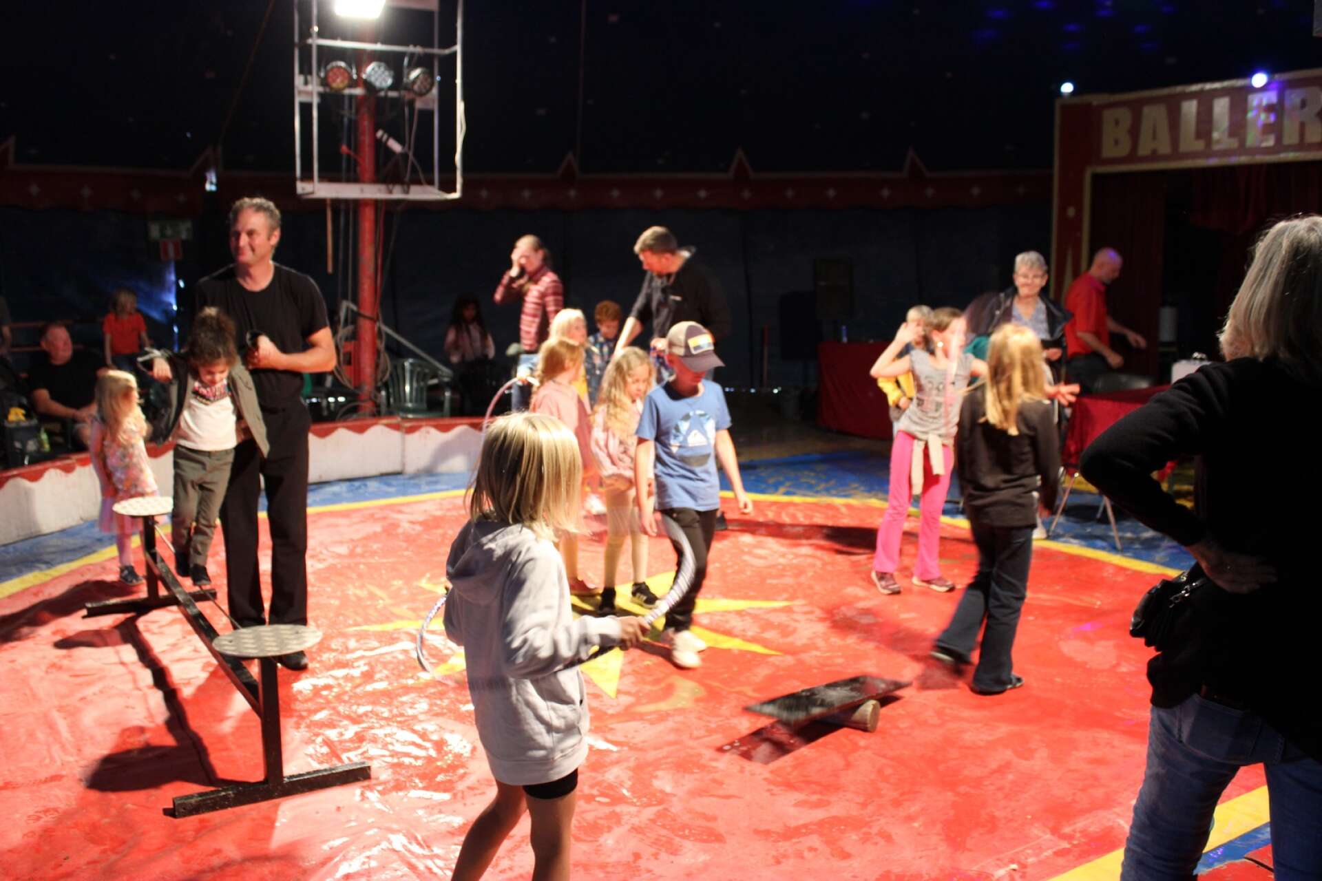 Efter föreställningen fick barnen komma in i manegen och prova olika cirkuskonster.