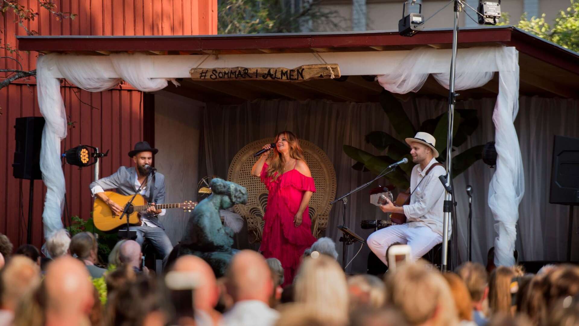 Konserten “Naket” med Carola får en fyra av VF:s recensent. Hon uppträdde i kvarteret Almen i Karlstad under torsdagskvällen. 