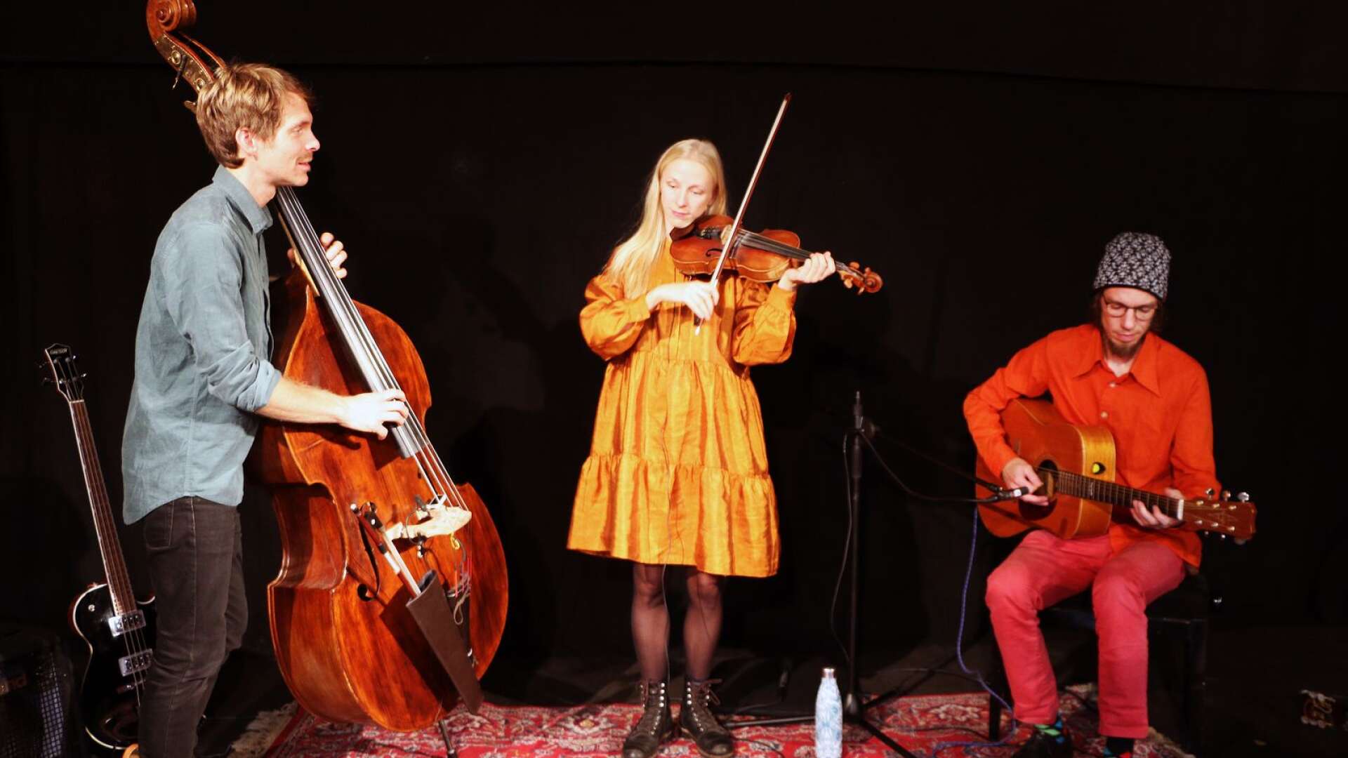 Kristofer Sundström, Lena Jonsson och Erik Ronström under inspelningen av musikvideon.