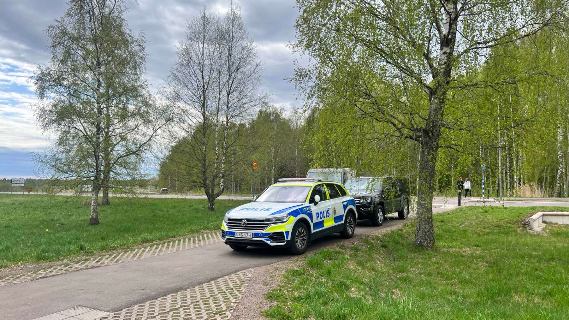En skadad man har hittats i Karlstad. Polisen är på plats. 