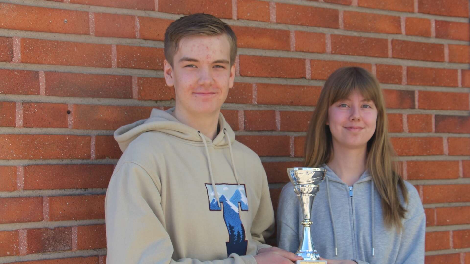 Johan Frisk och Tanja Linse Rantakrans vann regionfinalen och fick bland annat en pokal. Nu väntar riksfinalen i Malmö om några veckor.