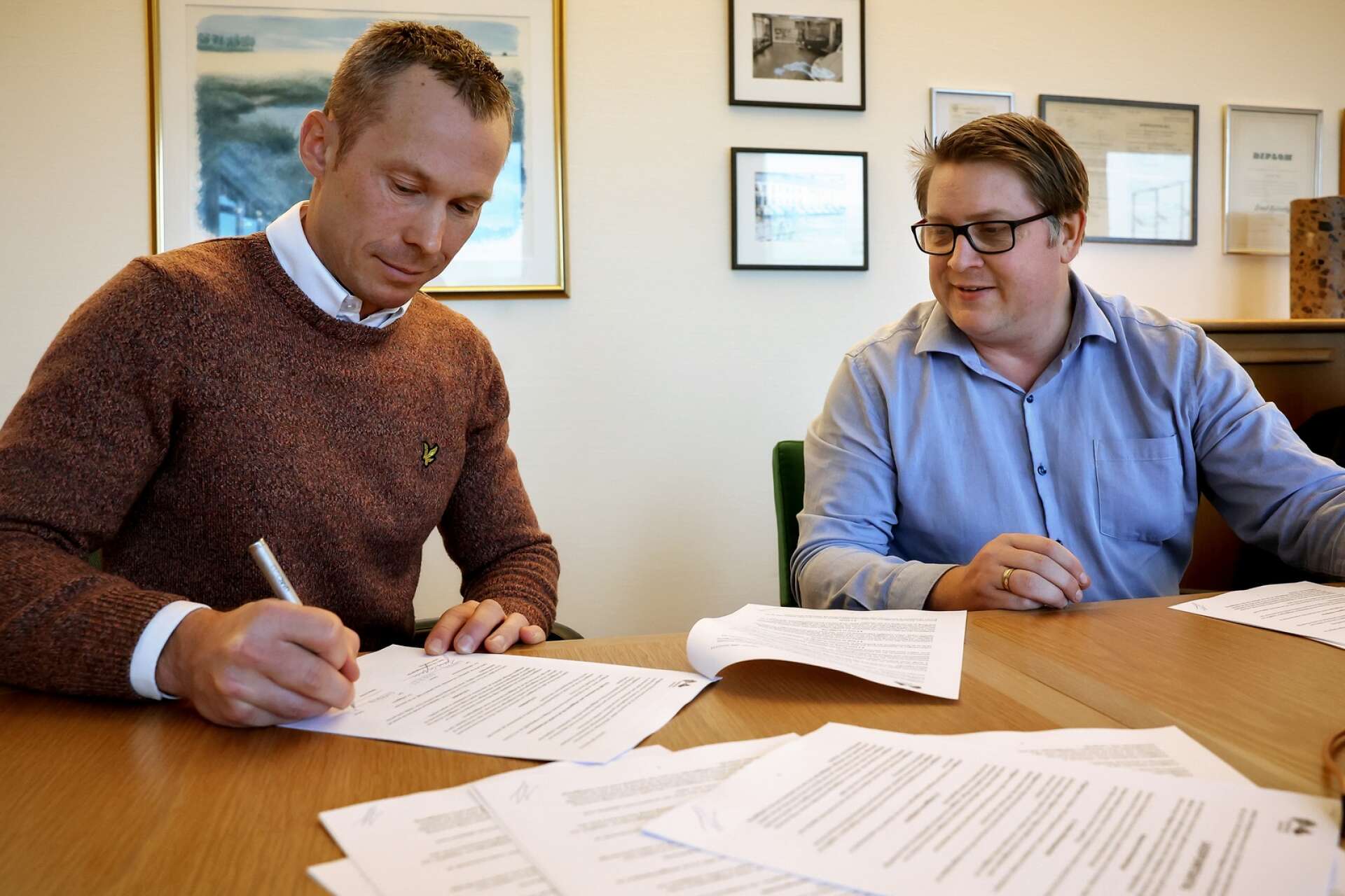 Niklas Holt, Toveks bil, sätter en kråka längst ned under trafikplanerare Martin Björklunds överinseende. Därmed är avtalet som innebär ett rejält tillskott av laddstolpar i Lidköping i hamn.