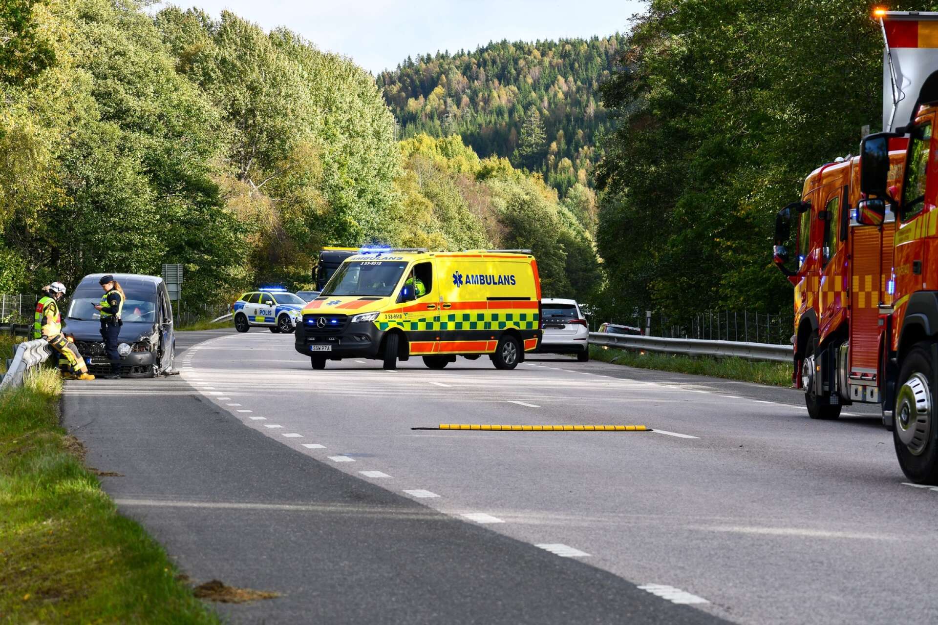 En minibuss och personbil var inblandade i en trafikolycka på riksväg 49 utanför Varnhem.